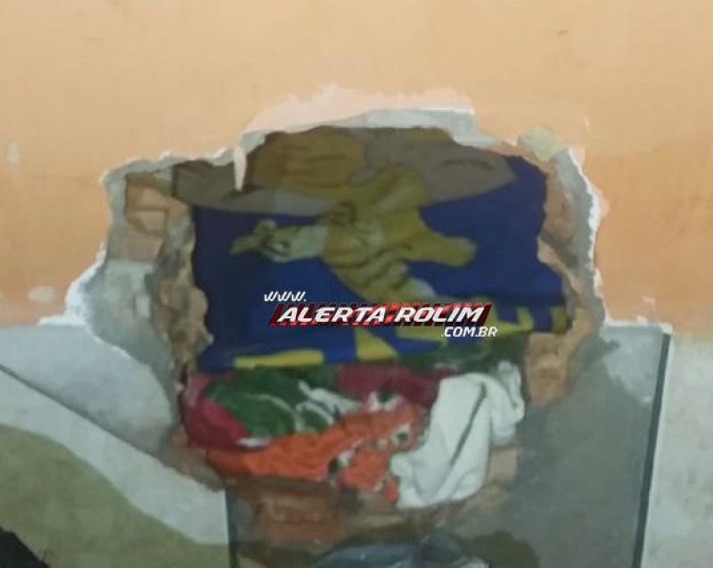 Foragido da prisão de São Miguel, que estava com uma moto furtada acaba preso pela PM em Rolim de Moura após roubo a pessoa Foragido da prisão de São Miguel, que estava com uma moto furtada acaba preso pela PM em Rolim de Moura após roubo a pessoa