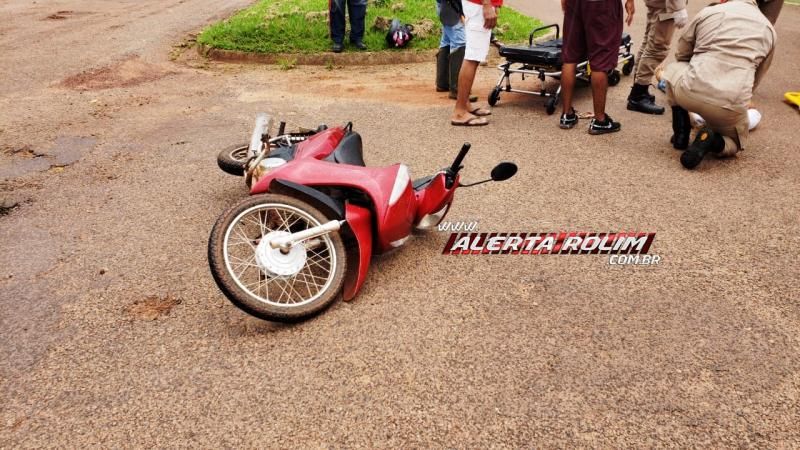 Motociclista é socorrida pelo Corpo de Bombeiros após sofrer acidente no Bairro São Cristóvão em Rolim de Moura Motociclista é socorrida pelo Corpo de Bombeiros após sofrer acidente no Bairro São Cristóvão em Rolim de Moura