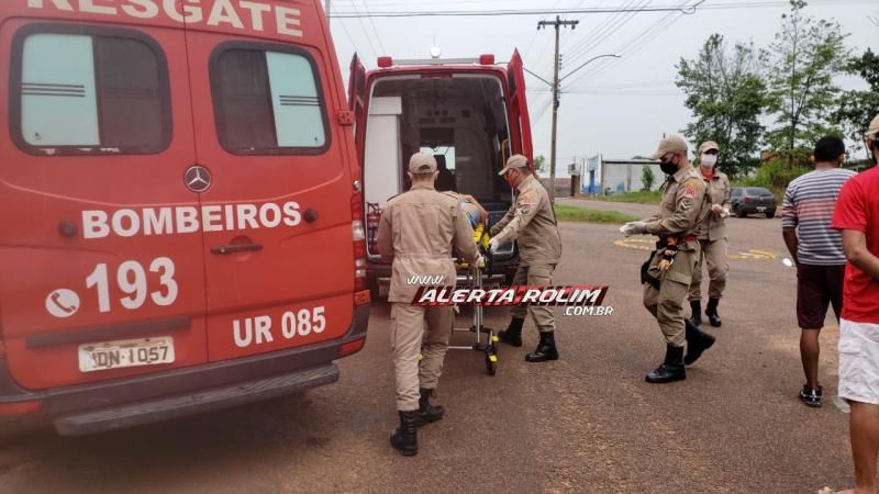 Motociclista é socorrida pelo Corpo de Bombeiros após sofrer acidente no Bairro São Cristóvão em Rolim de Moura Motociclista é socorrida pelo Corpo de Bombeiros após sofrer acidente no Bairro São Cristóvão em Rolim de Moura