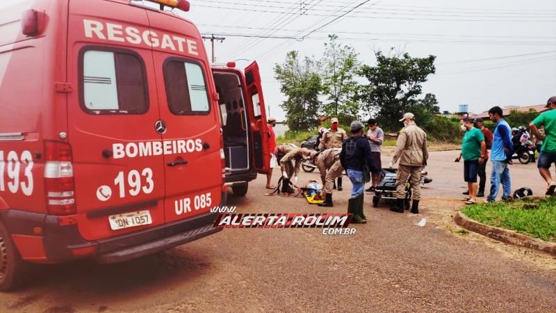 Motociclista é socorrida pelo Corpo de Bombeiros após sofrer acidente no Bairro São Cristóvão em Rolim de Moura Motociclista é socorrida pelo Corpo de Bombeiros após sofrer acidente no Bairro São Cristóvão em Rolim de Moura