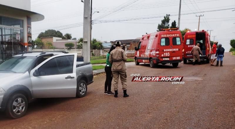Motociclista é socorrida pelo Corpo de Bombeiros após sofrer acidente no Bairro São Cristóvão em Rolim de Moura Motociclista é socorrida pelo Corpo de Bombeiros após sofrer acidente no Bairro São Cristóvão em Rolim de Moura