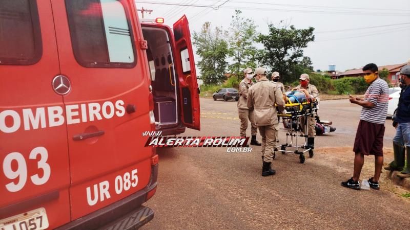 Motociclista é socorrida pelo Corpo de Bombeiros após sofrer acidente no Bairro São Cristóvão em Rolim de Moura Motociclista é socorrida pelo Corpo de Bombeiros após sofrer acidente no Bairro São Cristóvão em Rolim de Moura