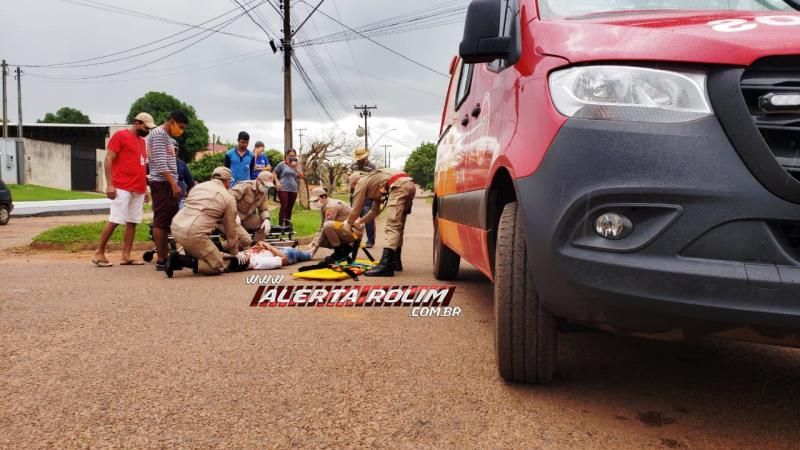 Motociclista é socorrida pelo Corpo de Bombeiros após sofrer acidente no Bairro São Cristóvão em Rolim de Moura Motociclista é socorrida pelo Corpo de Bombeiros após sofrer acidente no Bairro São Cristóvão em Rolim de Moura
