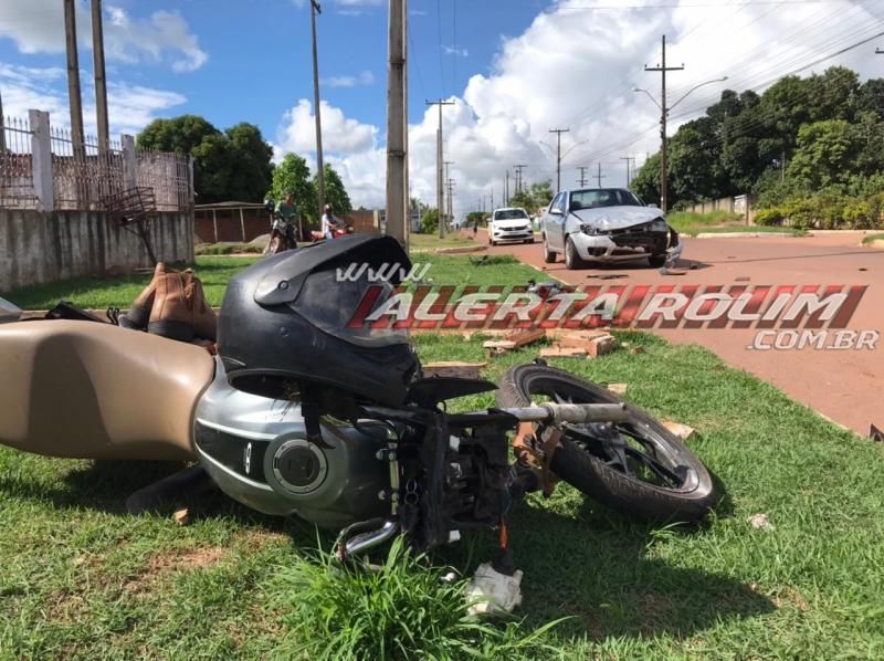 Motociclista sofre fratura expostas nas duas pernas durante grave colisão com carro no Bairro Planalto em Rolim de Moura Motociclista sofre fratura expostas nas duas pernas durante grave colisão com carro no Bairro Planalto em Rolim de Moura