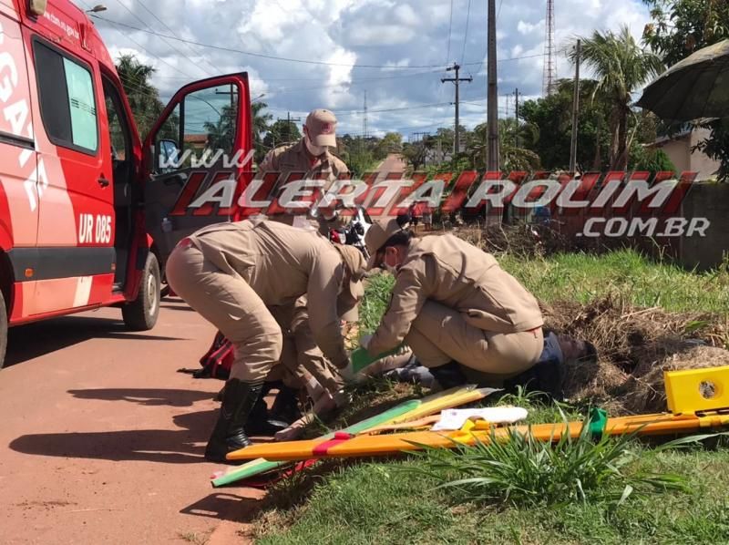 Motociclista sofre fratura expostas nas duas pernas durante grave colisão com carro no Bairro Planalto em Rolim de Moura Motociclista sofre fratura expostas nas duas pernas durante grave colisão com carro no Bairro Planalto em Rolim de Moura