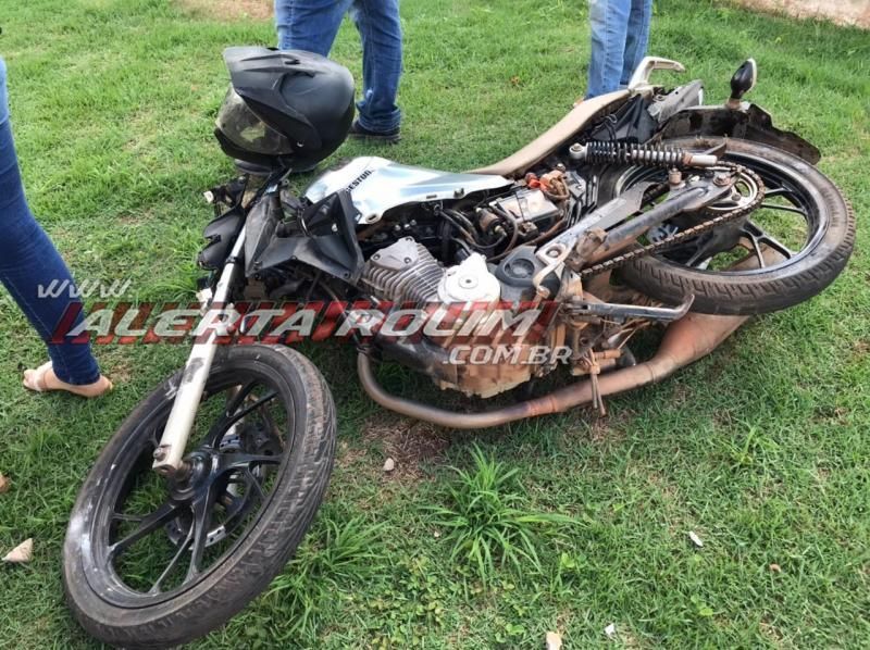Motociclista sofre fratura expostas nas duas pernas durante grave colisão com carro no Bairro Planalto em Rolim de Moura Motociclista sofre fratura expostas nas duas pernas durante grave colisão com carro no Bairro Planalto em Rolim de Moura