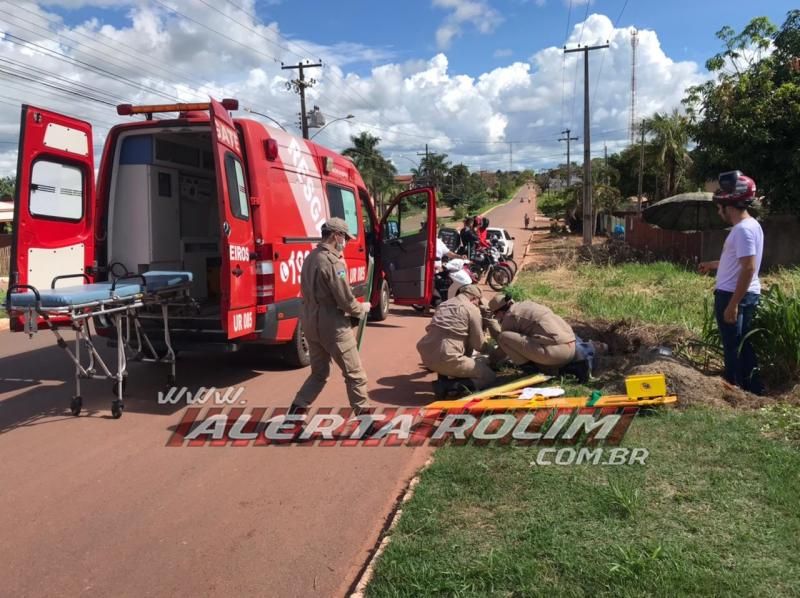 Motociclista sofre fratura expostas nas duas pernas durante grave colisão com carro no Bairro Planalto em Rolim de Moura Motociclista sofre fratura expostas nas duas pernas durante grave colisão com carro no Bairro Planalto em Rolim de Moura