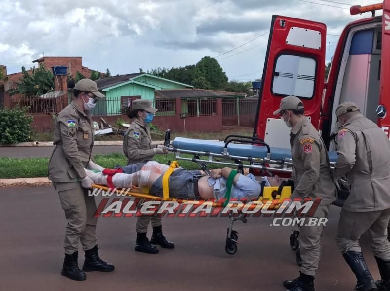 Motociclista sofre fratura expostas nas duas pernas durante grave colisão com carro no Bairro Planalto em Rolim de Moura Motociclista sofre fratura expostas nas duas pernas durante grave colisão com carro no Bairro Planalto em Rolim de Moura