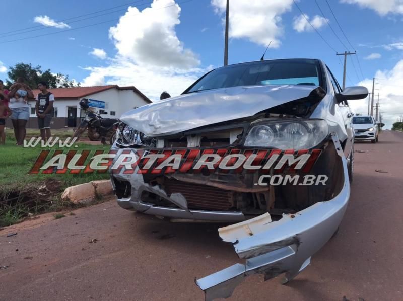 Motociclista sofre fratura expostas nas duas pernas durante grave colisão com carro no Bairro Planalto em Rolim de Moura Motociclista sofre fratura expostas nas duas pernas durante grave colisão com carro no Bairro Planalto em Rolim de Moura