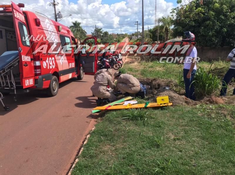 Motociclista sofre fratura expostas nas duas pernas durante grave colisão com carro no Bairro Planalto em Rolim de Moura Motociclista sofre fratura expostas nas duas pernas durante grave colisão com carro no Bairro Planalto em Rolim de Moura