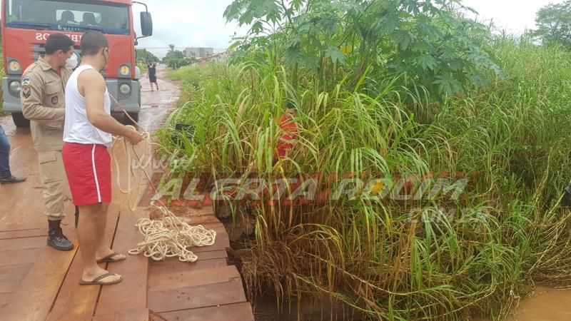 Motociclista cai dentro do Rio Anta e bombeiros militares são acionados para retirarem o veículo, em Rolim de Moura – Vídeo Motociclista cai dentro do Rio Anta e bombeiros militares são acionados para retirarem o veículo, em Rolim de Moura – Vídeo