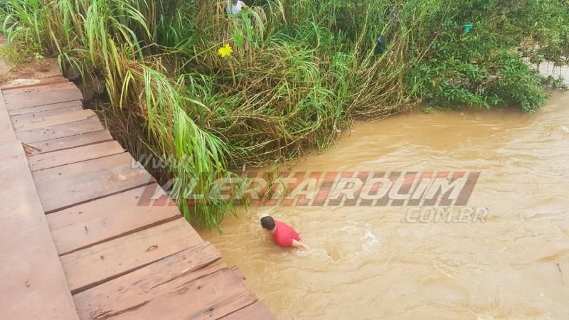 Motociclista cai dentro do Rio Anta e bombeiros militares são acionados para retirarem o veículo, em Rolim de Moura – Vídeo Motociclista cai dentro do Rio Anta e bombeiros militares são acionados para retirarem o veículo, em Rolim de Moura – Vídeo