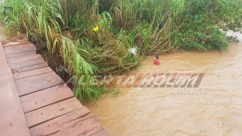 Motociclista cai dentro do Rio Anta e bombeiros militares são acionados para retirarem o veículo, em Rolim de Moura – Vídeo Motociclista cai dentro do Rio Anta e bombeiros militares são acionados para retirarem o veículo, em Rolim de Moura – Vídeo