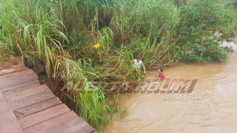 Motociclista cai dentro do Rio Anta e bombeiros militares são acionados para retirarem o veículo, em Rolim de Moura – Vídeo Motociclista cai dentro do Rio Anta e bombeiros militares são acionados para retirarem o veículo, em Rolim de Moura – Vídeo