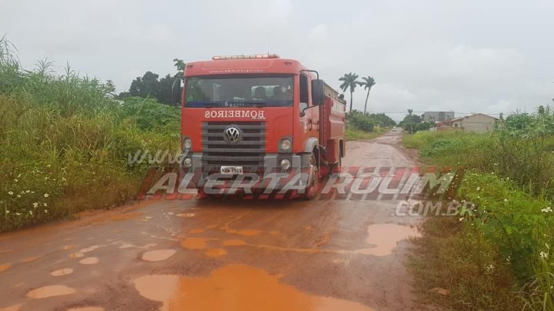 Motociclista cai dentro do Rio Anta e bombeiros militares são acionados para retirarem o veículo, em Rolim de Moura – Vídeo Motociclista cai dentro do Rio Anta e bombeiros militares são acionados para retirarem o veículo, em Rolim de Moura – Vídeo