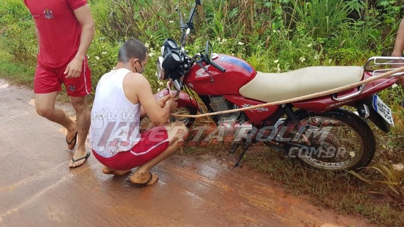 Motociclista cai dentro do Rio Anta e bombeiros militares são acionados para retirarem o veículo, em Rolim de Moura – Vídeo Motociclista cai dentro do Rio Anta e bombeiros militares são acionados para retirarem o veículo, em Rolim de Moura – Vídeo