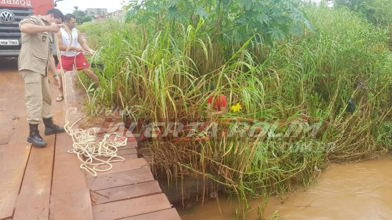 Motociclista cai dentro do Rio Anta e bombeiros militares são acionados para retirarem o veículo, em Rolim de Moura – Vídeo Motociclista cai dentro do Rio Anta e bombeiros militares são acionados para retirarem o veículo, em Rolim de Moura – Vídeo
