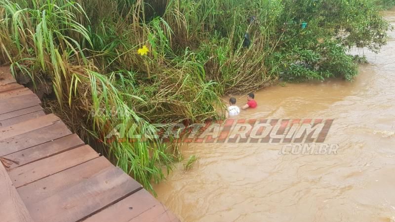 Motociclista cai dentro do Rio Anta e bombeiros militares são acionados para retirarem o veículo, em Rolim de Moura – Vídeo Motociclista cai dentro do Rio Anta e bombeiros militares são acionados para retirarem o veículo, em Rolim de Moura – Vídeo
