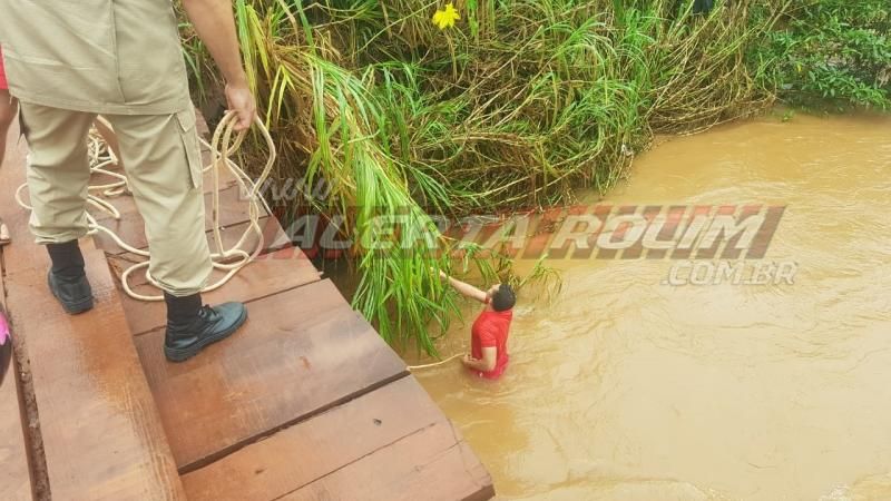 Motociclista cai dentro do Rio Anta e bombeiros militares são acionados para retirarem o veículo, em Rolim de Moura – Vídeo Motociclista cai dentro do Rio Anta e bombeiros militares são acionados para retirarem o veículo, em Rolim de Moura – Vídeo