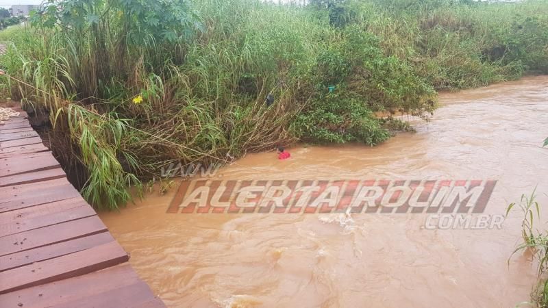 Motociclista cai dentro do Rio Anta e bombeiros militares são acionados para retirarem o veículo, em Rolim de Moura – Vídeo Motociclista cai dentro do Rio Anta e bombeiros militares são acionados para retirarem o veículo, em Rolim de Moura – Vídeo
