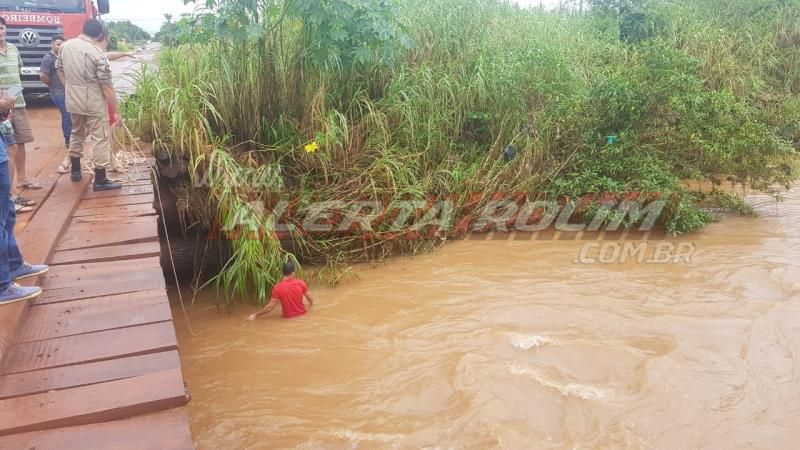 Motociclista cai dentro do Rio Anta e bombeiros militares são acionados para retirarem o veículo, em Rolim de Moura – Vídeo Motociclista cai dentro do Rio Anta e bombeiros militares são acionados para retirarem o veículo, em Rolim de Moura – Vídeo