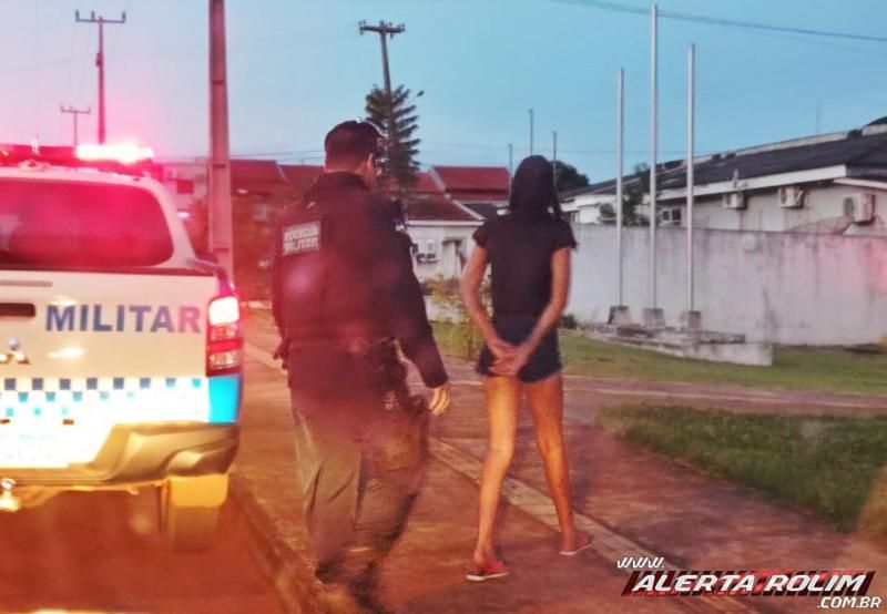 Mulher acusada de crimes de tráfico de drogas e furto é presa pela PM em Rolim de Moura Mulher acusada de crimes de tráfico de drogas e furto é presa pela PM em Rolim de Moura