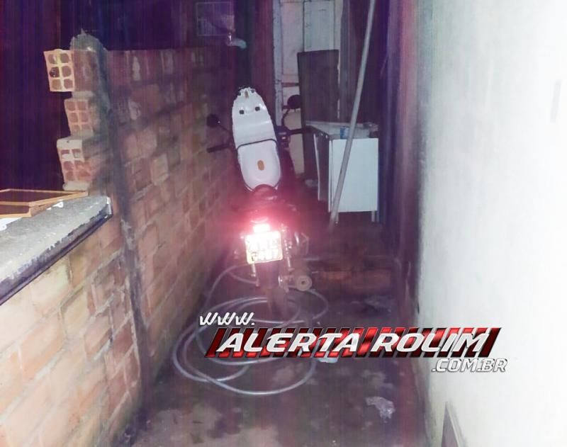 Polícia Militar localiza em “boca de fumo” Biz que foi roubada na última quinta-feira em Rolim de Moura Polícia Militar localiza em “boca de fumo” Biz que foi roubada na última quinta-feira em Rolim de Moura