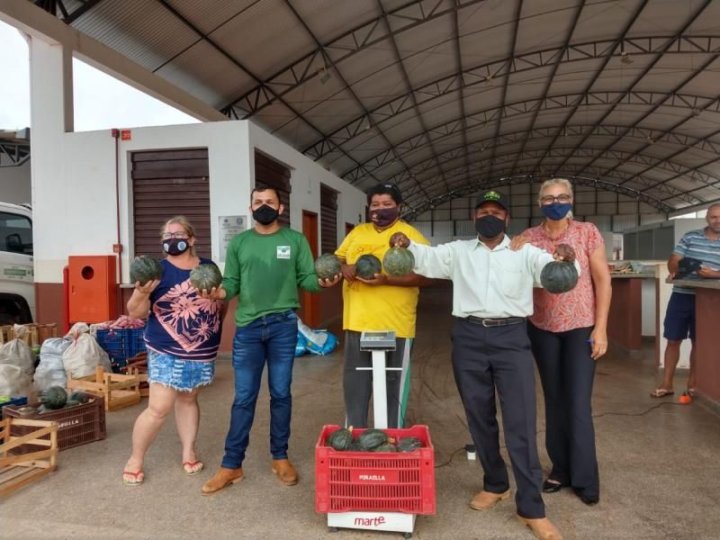 Prefeitura de Rolim de Moura entrega duas toneladas de alimentos do PAA Prefeitura de Rolim de Moura entrega duas toneladas de alimentos do PAA