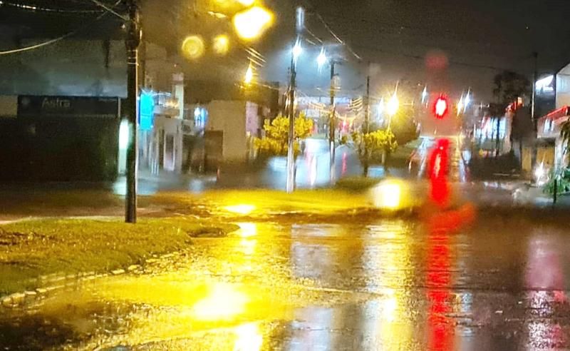 Rua Rio Madeira ficou intrafegável em dois pontos devido à forte chuva desta noite de terça-feira em Rolim de Moura Rua Rio Madeira ficou intrafegável em dois pontos devido à forte chuva desta noite de terça-feira em Rolim de Moura