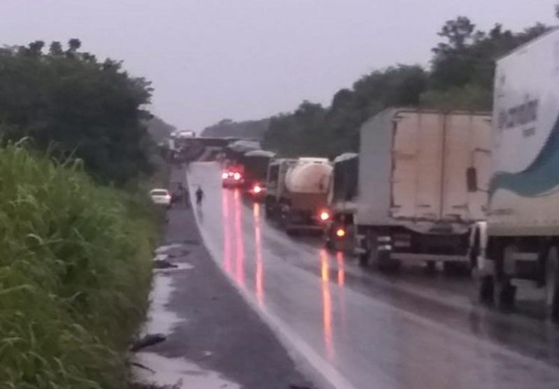 Três pessoas ficam feridas em acidente na BR-364 próximo ao distrito do Guaporé Três pessoas ficam feridas em acidente na BR-364 próximo ao distrito do Guaporé