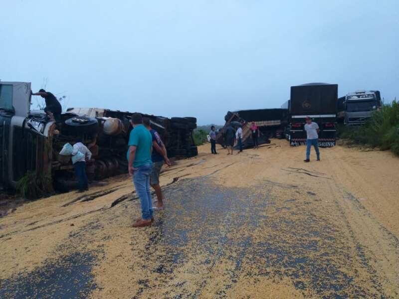 Três pessoas ficam feridas em acidente na BR-364 próximo ao distrito do Guaporé Três pessoas ficam feridas em acidente na BR-364 próximo ao distrito do Guaporé