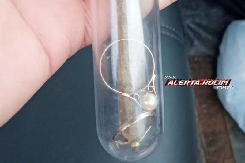 Três suspeitos são apreendidos pela PM em Rolim de Moura com joias de procedência duvidosa Três suspeitos são apreendidos pela PM em Rolim de Moura com joias de procedência duvidosa