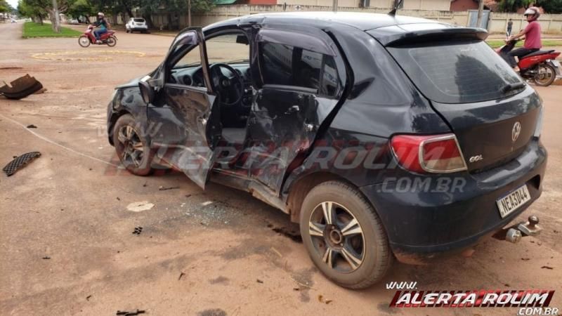 Violenta colisão entre dois veículos é registrada no Bairro Planalto em Rolim de Moura Violenta colisão entre dois veículos é registrada no Bairro Planalto em Rolim de Moura