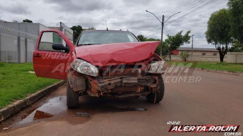 Violenta colisão entre dois veículos é registrada no Bairro Planalto em Rolim de Moura Violenta colisão entre dois veículos é registrada no Bairro Planalto em Rolim de Moura