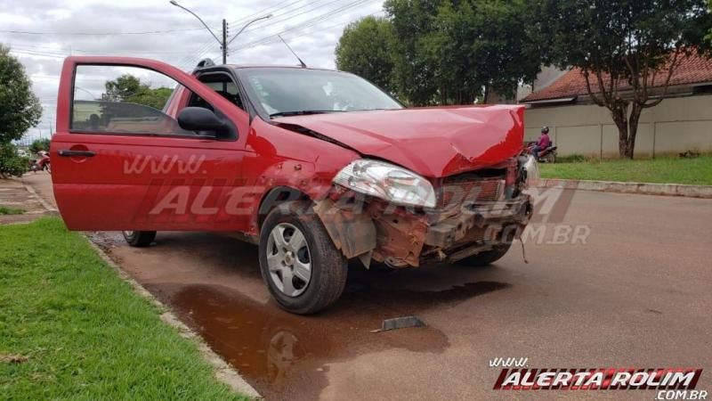 Violenta colisão entre dois veículos é registrada no Bairro Planalto em Rolim de Moura Violenta colisão entre dois veículos é registrada no Bairro Planalto em Rolim de Moura
