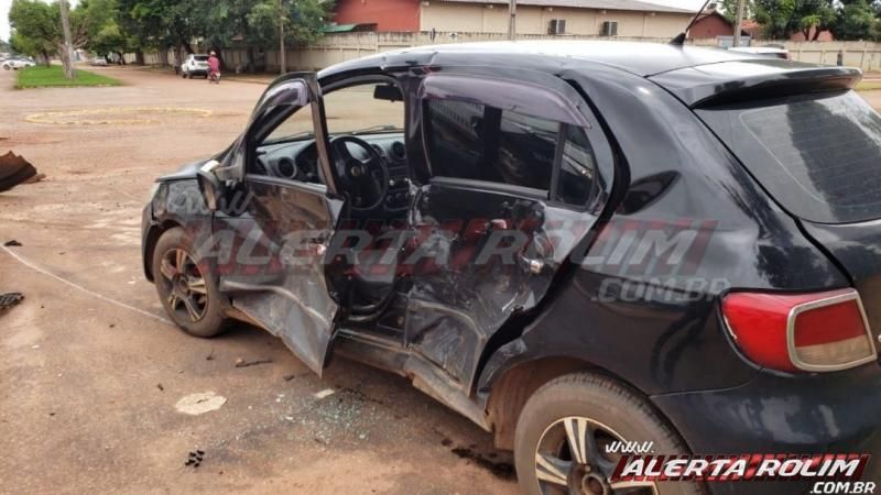 Violenta colisão entre dois veículos é registrada no Bairro Planalto em Rolim de Moura Violenta colisão entre dois veículos é registrada no Bairro Planalto em Rolim de Moura