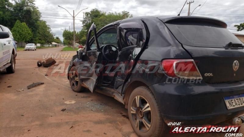 Violenta colisão entre dois veículos é registrada no Bairro Planalto em Rolim de Moura Violenta colisão entre dois veículos é registrada no Bairro Planalto em Rolim de Moura
