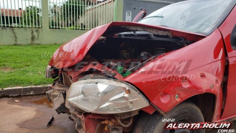 Violenta colisão entre dois veículos é registrada no Bairro Planalto em Rolim de Moura Violenta colisão entre dois veículos é registrada no Bairro Planalto em Rolim de Moura