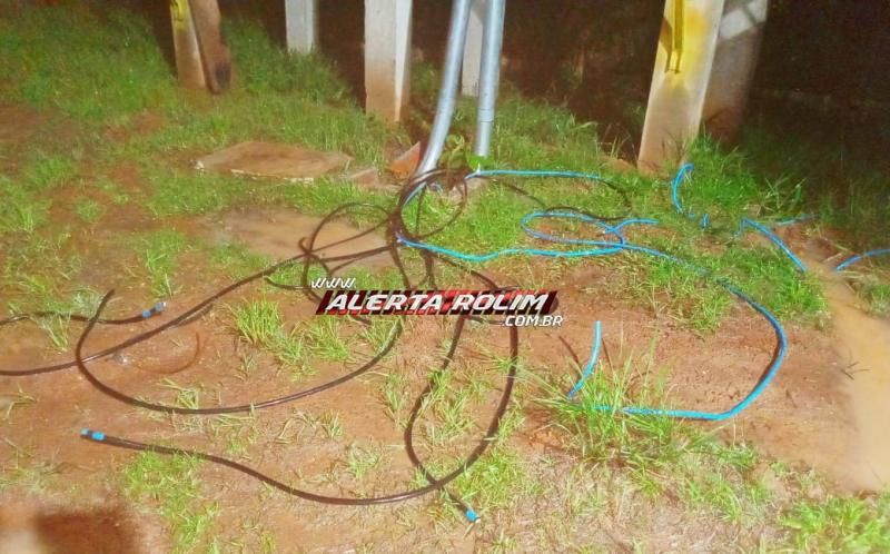 03 suspeitos de Ariquemes acabaram presos pela PM após tentativa de furto de cabos de energia da Concessionária Águas de Rolim de Moura 03 suspeitos de Ariquemes acabaram presos pela PM após tentativa de furto de cabos de energia da Concessionária Águas de Rolim de Moura