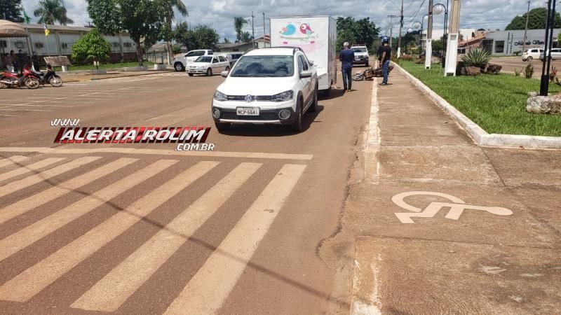 Acidente de trânsito é registrado em frente à prefeitura nesta tarde de quinta-feira em Rolim de Moura Acidente de trânsito é registrado em frente à prefeitura nesta tarde de quinta-feira em Rolim de Moura