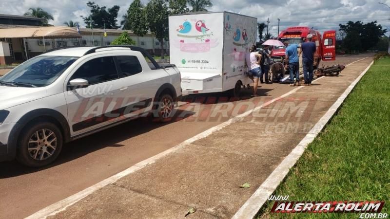 Acidente de trânsito é registrado em frente à prefeitura nesta tarde de quinta-feira em Rolim de Moura Acidente de trânsito é registrado em frente à prefeitura nesta tarde de quinta-feira em Rolim de Moura