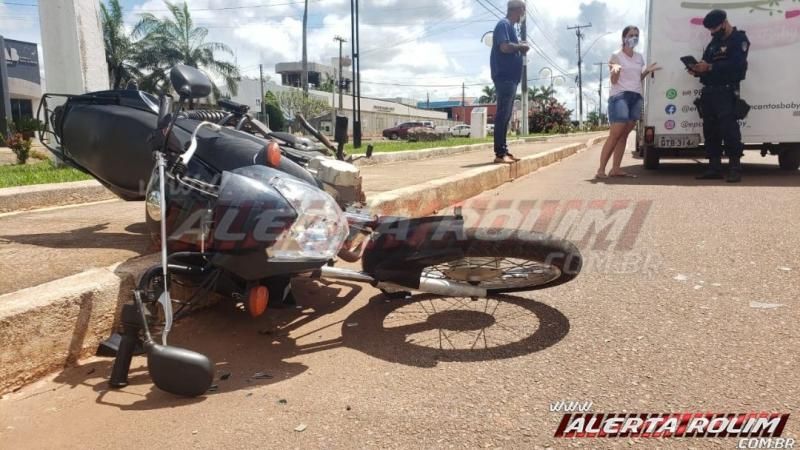 Acidente de trânsito é registrado em frente à prefeitura nesta tarde de quinta-feira em Rolim de Moura Acidente de trânsito é registrado em frente à prefeitura nesta tarde de quinta-feira em Rolim de Moura
