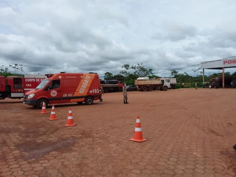 Acidente em Pimenta Bueno: rede elétrica de alta tensão cai sobre veículos, condutores ficam retidos na cabine até que a rede seja desligada Acidente em Pimenta Bueno: rede elétrica de alta tensão cai sobre veículos, condutores ficam retidos na cabine até que a rede seja desligada
