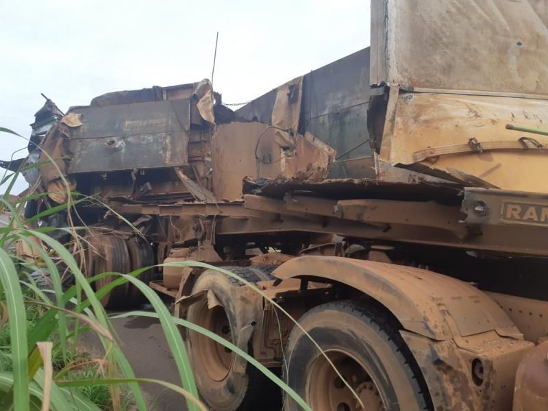 Acidente entre carretas interdita parcialmente a BR-364 em Pimenta Bueno Acidente entre carretas interdita parcialmente a BR-364 em Pimenta Bueno