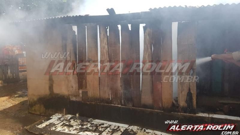 Bombeiros controlam incêndio em residência desabitada no bairro Cidade Alta em Rolim de Moura Bombeiros controlam incêndio em residência desabitada no bairro Cidade Alta em Rolim de Moura