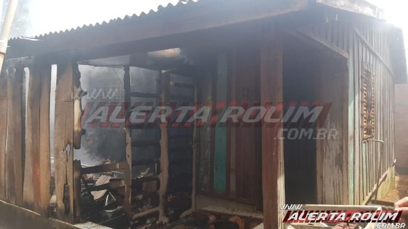 Bombeiros controlam incêndio em residência desabitada no bairro Cidade Alta em Rolim de Moura Bombeiros controlam incêndio em residência desabitada no bairro Cidade Alta em Rolim de Moura