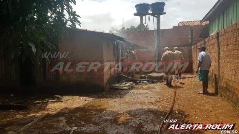 Bombeiros controlam incêndio em residência desabitada no bairro Cidade Alta em Rolim de Moura Bombeiros controlam incêndio em residência desabitada no bairro Cidade Alta em Rolim de Moura