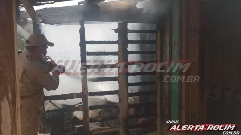 Bombeiros controlam incêndio em residência desabitada no bairro Cidade Alta em Rolim de Moura Bombeiros controlam incêndio em residência desabitada no bairro Cidade Alta em Rolim de Moura