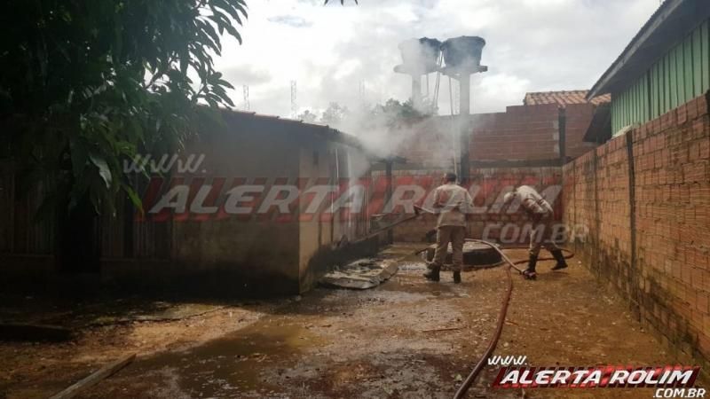 Bombeiros controlam incêndio em residência desabitada no bairro Cidade Alta em Rolim de Moura Bombeiros controlam incêndio em residência desabitada no bairro Cidade Alta em Rolim de Moura