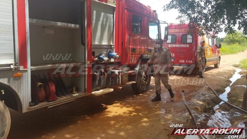 Bombeiros controlam incêndio em residência desabitada no bairro Cidade Alta em Rolim de Moura Bombeiros controlam incêndio em residência desabitada no bairro Cidade Alta em Rolim de Moura